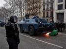 V Paíi se demonstranti soustedí zejména na tíd Champs-Élysées, kde...