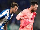Lionel Messi (vpravo) si v barcelonském derby kryje mí ped Victorem Sanchezem...