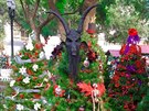 Satanistický vánoní strom v americkém San José v roce 2017 se stal také terem...