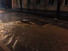 V eskobudjovick tvrti Such Vrbn prasklo veer 4. prosince potrub a voda...