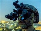 Noktovizor LPNVG (Low Profile Night Vision Goggle) s označením AN/PVS-21 "nad“...