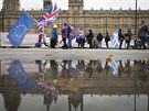 Zastánci brexitu manifestují ped britským parlamentem (6.12.2018)