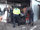 Celn�ci spolu s policisty kontrolovali ble�� trhy v ulici U Elektry v Praze 9....