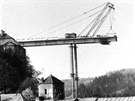 Archivní snímek ukazuje, jak stavba dálniního mostu ve Velkém Meziíí i s...