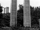 Dobový snímek ze stavby dálniního mostu nad Velkým Meziíím.