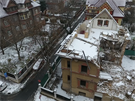 Pohled z dronu na historickou vilu v ulici Na afrnce.