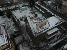 Pohled z dronu na historickou vilu v ulici Na afrnce.
