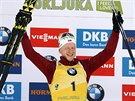Johannes Thingnes Bö slaví triumf ve stíhacím závodu v Pokljuce.