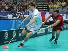 Tom Ondruek brání výcarského protivníka v utkání o bronz na mistrovství svta...