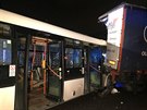 V praských Horních Poernicích se srazil autobus s nákladním autem. (3....