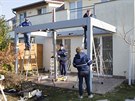 Rodina si k vhe jet piplatila, aby pergola poskytla dostaten zastnn...