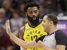 Tyreke Evans z Indiany se obrací na sudího Jonathana Sterlinga.