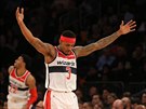 Bradley Beal z Washingtonu oslavuje svou trefu proti New Yorku.