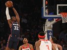 Noah Vonleh (32) z New Yorku se vyrouboval nad Otto Portera Jr., Bradleyho...