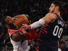 Enes Kanter (vpravo) z New Yorku a John Wall z Washingtonu bojují o mí.