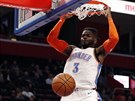 Nerlens Noel z Oklahoma City smeuje proti Detroitu.