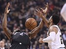 Kawhi Leonard (vlevo) z Toronta padá v souboji s Jamalem Murraym z Denveru.