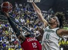 Kanadský basketbalista Duane Notice (vlevo) útoí na brazilský ko kolem...