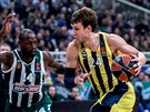 Jan Veselý (vpravo) z Fenerbahce obchází Jamese Gista z Panathinaikosu.