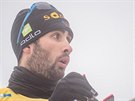 Francouzský biatlonista Martin Fourcade pi nástelu v mlze ped vytrvalostním...