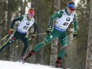 Italský biatlonista Lukas Hofer (vpravo) na trati vytrvalostního závodu ve...