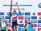 Francouzský biatlonista Martin Fourcade slaví triumf ve vytrvalostním závodu ve...