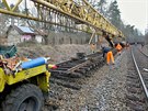 Vytrhávání kolejí na staré praské trati mezi Plzní a Chrástem. Kolejit se...
