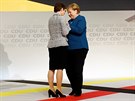 Angela Merkelová gratuluje nov zvolené pedsedkyni Kesanskodemokratické unie...