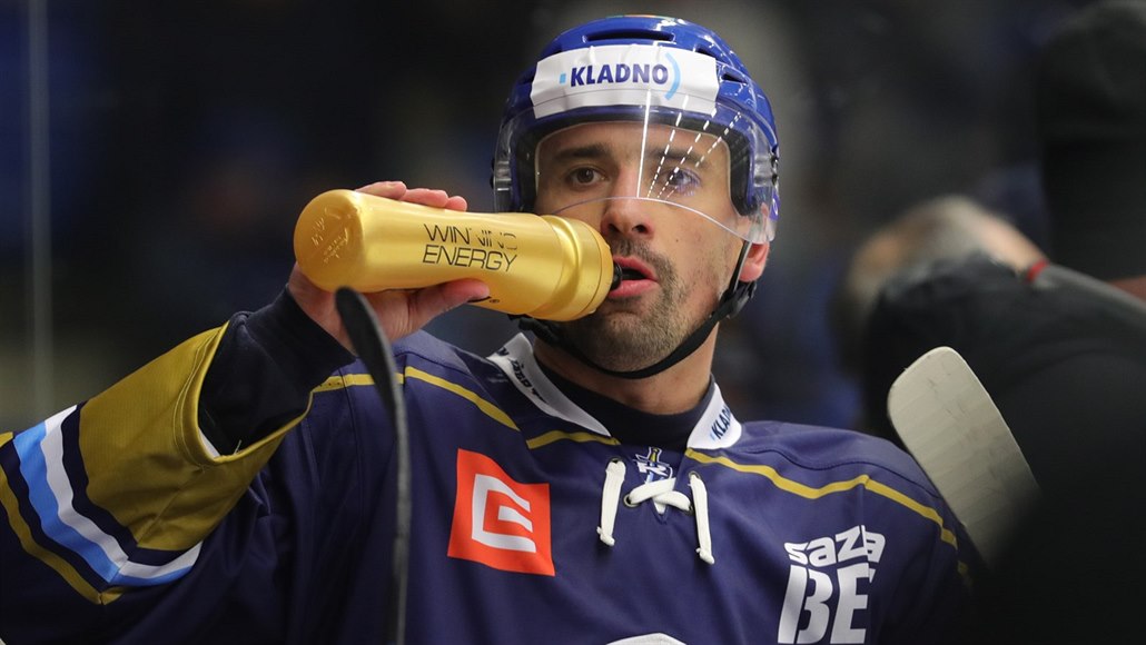 Kladenský Tomá� Plekanec se ob�erstvuje b�hem utkání s Litom��icemi.