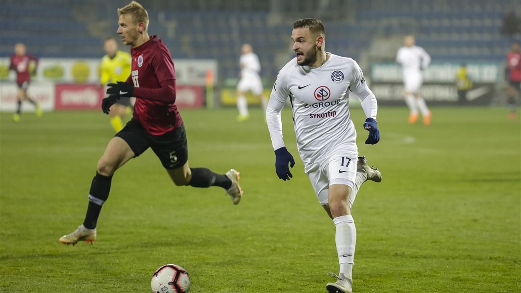 Tomá� Zajíc ze Slovácka si vede mí� v duelu se Spartou.