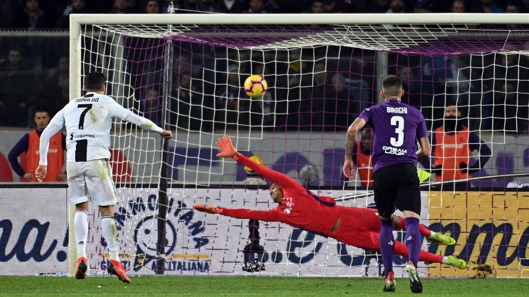Cristiano Ronaldo z Juventusu (vlevo) prom��uje pokutový kop v utkání proti...