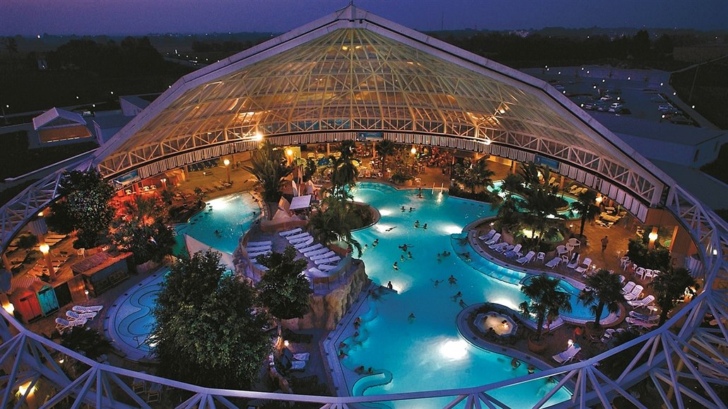 Megalomanský, takový je Therme Erding. Tisíce lidí se tu ztratí jako nic.