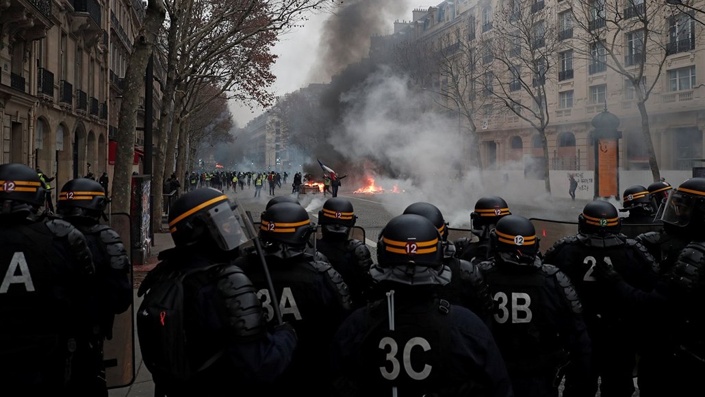 Demonstrace žlutých vest v Paříži i Bruselu. Policie zatkla stovky lidí -  iDNES.cz