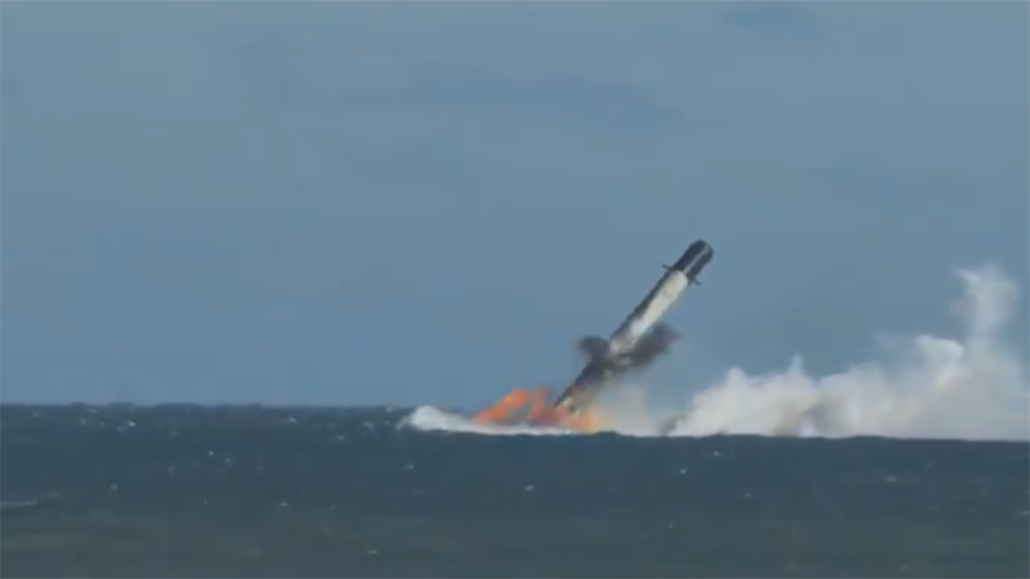 Raketa Falcon 9 spadla do moře, náklad ale letí k ISS