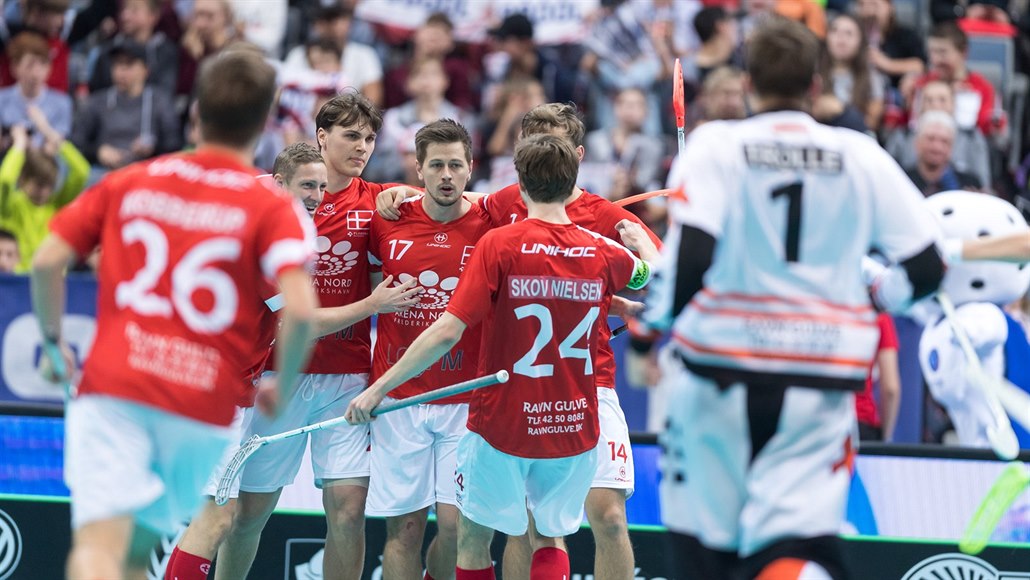 Dán�tí florbalisté slaví gól proti Estonsku.