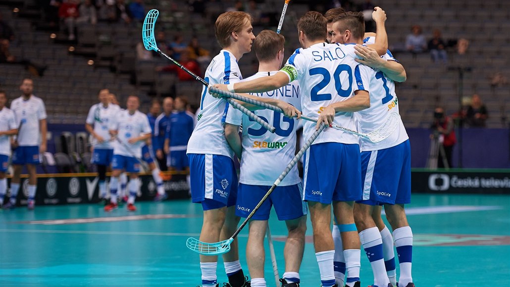 Fin�tí florbalisté slaví gól ve �tvrtfinále mistrovství sv�ta.