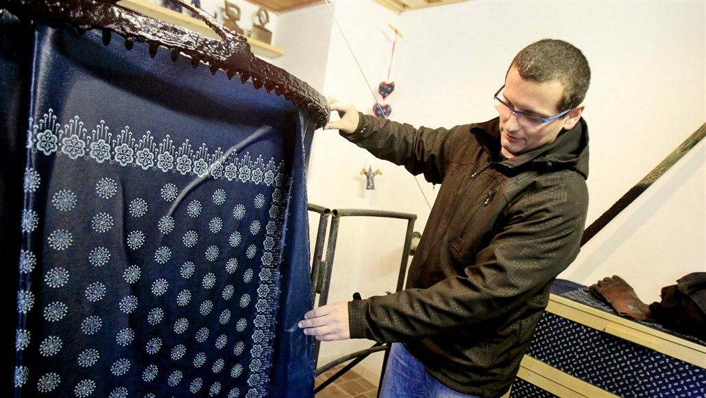 Ji�í Danzinger p�evzal dílnu na výrobu modrotisku v Ole�nici na Blanensku po...