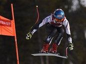 Amerianka Mikaela Shiffrinov pekonv st sjezdu v Lake Louis skokem.