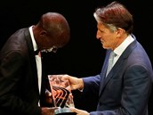 f federace IAAF Sebastian Coe pedv cenu pro nejlepho svtovho atleta....