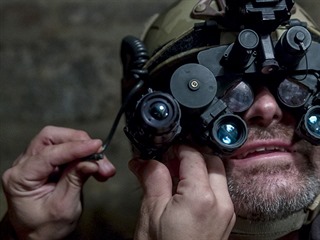 Zkouška noktovizoru LPNVG (Low Profile Night Vision Goggle) s označením...