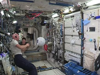 Astronaut si ve vesmíru povídal s robotem