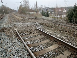Vytrhávání kolejí na staré pražské trati mezi Plzní a Chrástem. Kolejiště se...