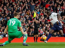 Moussa Sissoko z Tottenhamu (vpravo) v �anci p�ed brank��em Arsenalu Berndem...