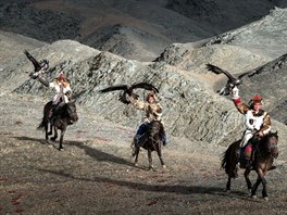 Berkuči, jak se mongolští lovci nazývají, to svým dravcům nezazlívají. Žijí s...