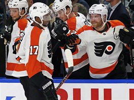 Hokejist Philadelphie Flyers oslavuj vstelen gl. Trefil se Wayne Simmonds.