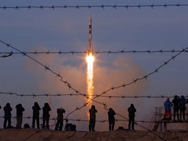 KE STARTU. Ruská vesmírná lo Sojuz odstartovala z kazaského kosmodromu...