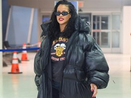 Jako malý erný snhulák vypadá Rihanna v obím péovém kabátu. Urit vak...
