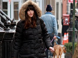 Hereku Liv Tylerovou heje pi procházkách s pejskem péový kabát a kapuce s...
