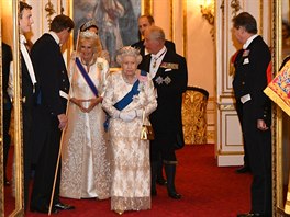 Královna Albta II. pichází na recepci pro diplomaty v Buckinghamském paláci...