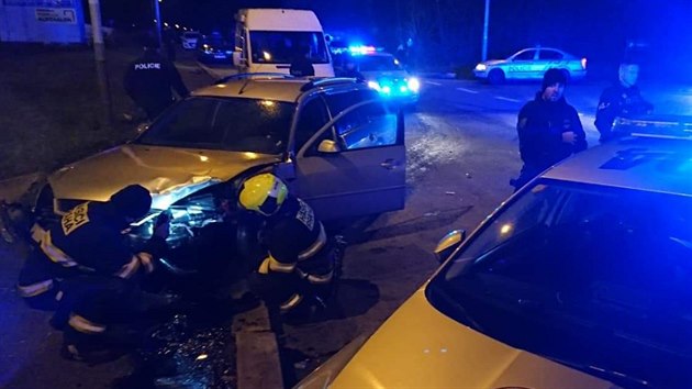 Prat policist pronsledovali kraden auto, zastavil ho a ztaras. (9. prosince 2018).